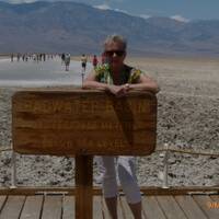 Death Valley :Badwater 85.5 meter beneden de zeespiegel met op de achtergrond een zoutvlakte!!