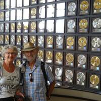 The wall of fame, gouden of platina platen van bekende sterren.