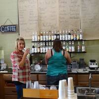 Angela maakt koffie voor ons in Elk City