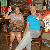 We moesten gaan zitten met een bord en een coke en Harley maakte de foto's