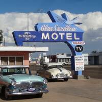 Motel Bleu Swallow in Tucumcari  langs de weg.