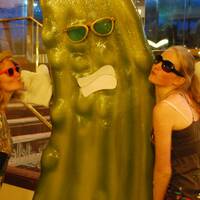 29 juli 2011 - Two Ladies and a Giant Pickle at Pickles