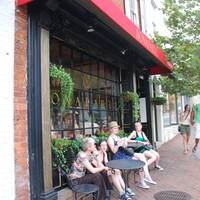 2 augustus 2011 - wachten voor een tafeltje in cafe Bonaparte aan Wisconsin Avenue