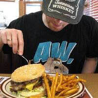 Joost bij Denny's, gigantische hamburger!