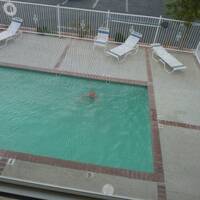 Chantal geniet overal weer van het zwembad