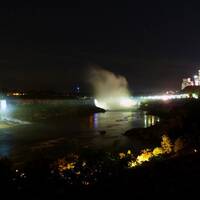 Niagara Falls bij avond
