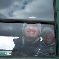 Marije en Jennie in de bus, Denali NP