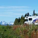 Onze camper met op achtergrond Alaska Range, Park HW