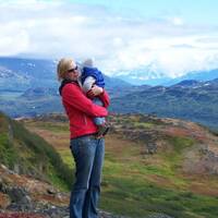 Jennie en Nathan bij het uitkijkpunt over Valdez vallei