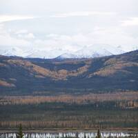 Uitzicht op Wrengel Mountains, Alaska HW, tussen Tok en Hains Junction