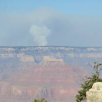 bosbrand op de north tim, 16km verderop, reden van de rook in de Grand Canyon