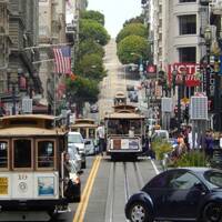 Cable car in de steile straten van San Francisco 