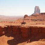 Indiaan te paard in Monument Valley