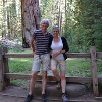 Beautifull couple bij Grant tree in sequoia national park