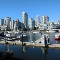 Onze skyline van Vancouver vanaf Granville Island.
