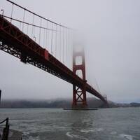 Golden Gate Bridge deels in de wolken