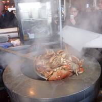 Krabben koken op straat