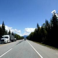 De transcanadadienne Highway tussen de Rocky Mountains