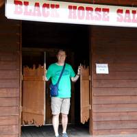 Barry aan de flapdeuren van Black Horse Range Saloon