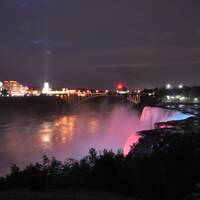 De Niagara Falls verlicht vanaf 21.30 uur