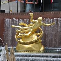 New York; beeld van Promotheus, staat aan de oostkant van Rockefeller Centre