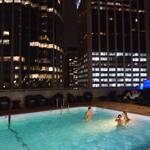 Zwemmen in de avond op dak van hotel in Boston, wauw! 
