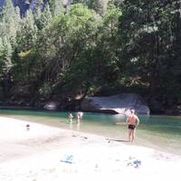 Lekker afkoelen in prachtig helder meer in Yosemity