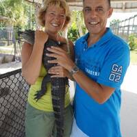 Kitty hugt een 4 jaar oude Alligator