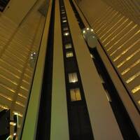 Gigantische liftschacht met liften aan de buitenkant in Marriott Hotel