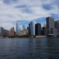 Downtown Manhattan met Battery Park vanaf watertaxi
