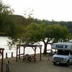Onze camper aan Lake Tulloch.