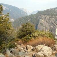 De toegangsweg naar Yosemity Village