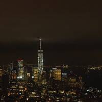 Het One World Trade Center vanaf het Empire State Building