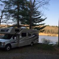 1e camper overnachting lake wilderness in Willington