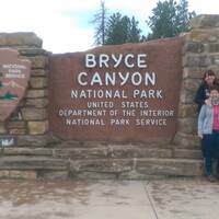 De dames voor het bord van Bryce Canyon