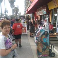 Jolanda op de promenade langs Venice Beach