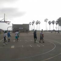 Basketballers op Venice Beach