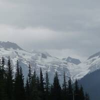 Uitzicht op bergen en gletsjers vanaf Rogers Pass.