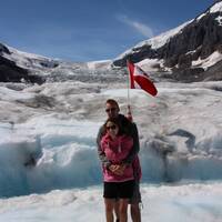 Robert en Tessa voor de Canadese vlag op de gletsjer.