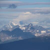 De Rockies met de hoogste top, Mount Robson, in de wolken.