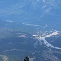 Uitzicht op bergstation met Jasper en de Athabasca River.