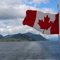 De Canadese vlag op het acherdek van de Northern Expedition.