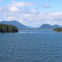 Een paar van de honderden eilandjes voor de kust van West-Canada.