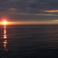 De zon gaat onder in de Pacific Ocean.