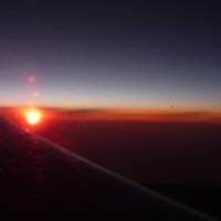 De niet- ondergaande zon vanuit het vliegtuig.