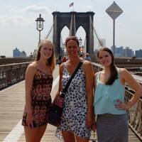 Lopend over de Brooklyn Bridge 