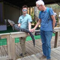Joep aait een alligator in Weeki Wachee Springs