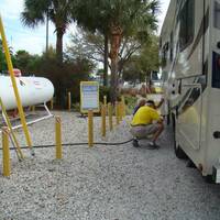 gas tanken bij Camping KOA Orlando S.E./Lake Whippoorwill