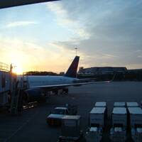 Int. Airport Orlando met ons vliegtuig en op de achtergrond de monorail naar de gates