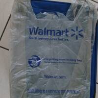1 van de vele plastic tassen van de supermarkt, goed bruikbaar als afvalzak